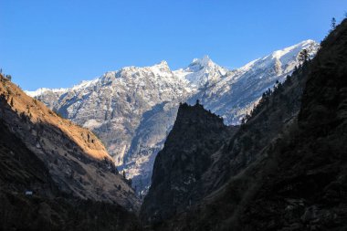 Nepal 'deki Himalaya dağlarının muhteşem manzarası. Thorong La 'daki en yüksek yaya geçidi. Annapurna 'nın etrafındaki yolculuğun başlangıcı Himalayalar' ın karlı dağlarıdır. Dünyanın en yüksek dağları..