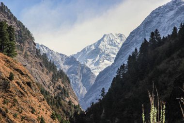 Nepal 'deki Himalaya dağlarının muhteşem manzarası. Dünyanın en yüksek yaya geçidi. Torong La, Annapurna 'nın etrafında bir yürüyüş çemberinde. Dünyanın en yüksek karlı dağları. Dağlarda kar.