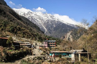 Nepal 'deki Himalaya dağlarının muhteşem manzarası. Dünyanın en yüksek yaya geçidi. Torong La, Annapurna 'nın etrafında bir yürüyüş çemberinde. Dünyanın en yüksek karlı dağları. Dağlarda kar.