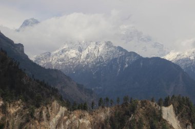 Nepal 'deki Himalaya dağlarının muhteşem manzarası. Dünyanın en yüksek yaya geçidi. Torong La, Annapurna 'nın etrafında bir yürüyüş çemberinde. Dünyanın en yüksek karlı dağları. Dağlarda kar.