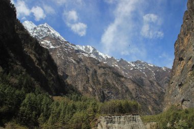 Nepal 'deki Himalaya dağlarının muhteşem manzarası. Dünyanın en yüksek yaya geçidi. Torong La, Annapurna 'nın etrafında bir yürüyüş çemberinde. Dünyanın en yüksek karlı dağları. Dağlarda kar.