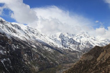 Nepal 'deki Himalayalar' ın güzel doğa manzarası. Dünyanın en yüksek yaya geçidi. Torong La, Annapurna 'nın etrafında bir yürüyüş çemberinde. Himalayaların karlı dağları.