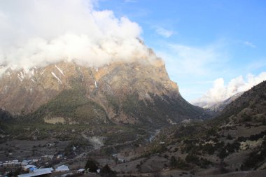 Nepal 'deki Himalayalar' ın güzel doğa manzarası. Dünyanın en yüksek yaya geçidi. Torong La, Annapurna 'nın etrafında bir yürüyüş çemberinde. Himalayaların karlı dağları.