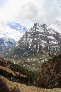 Nepal 'deki Himalayalar' ın güzel doğa manzarası. Dünyanın en yüksek yaya geçidi. Torong La, Annapurna 'nın etrafında bir yürüyüş çemberinde. Himalayaların karlı dağları.