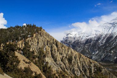 Nepal 'deki Himalayalar' ın güzel doğa manzarası. Dünyanın en yüksek yaya geçidi. Torong La, Annapurna 'nın etrafında bir yürüyüş çemberinde. Himalayaların karlı dağları.