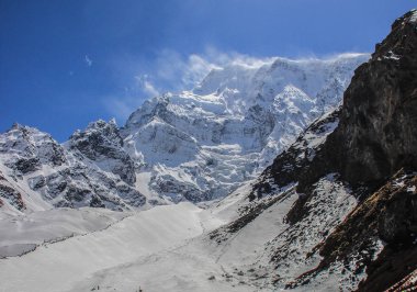 Nepal 'deki Himalayalar' ın güzel doğa manzarası. Dünyanın en yüksek yaya geçidi. Torong La, Annapurna 'nın etrafında bir yürüyüş çemberinde. Himalayaların karlı dağları.