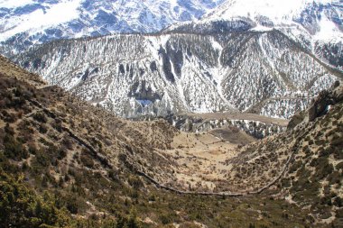 Nepal 'deki Himalayalar' ın güzel doğa manzarası. Dünyanın en yüksek yaya geçidi. Torong La, Annapurna 'nın etrafında bir yürüyüş çemberinde. Himalayaların karlı dağları.