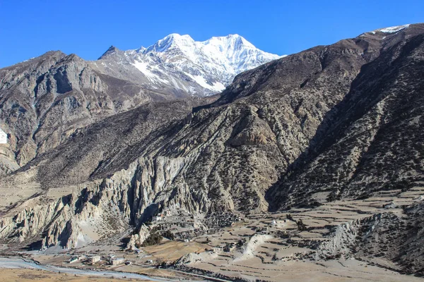 ネパールのヒマラヤ山脈の美しい自然景観 アナプルナ周辺のトレッキングサークルで世界トロンラで最も高い歩行者パス ヒマラヤの雪の山 — ストック写真