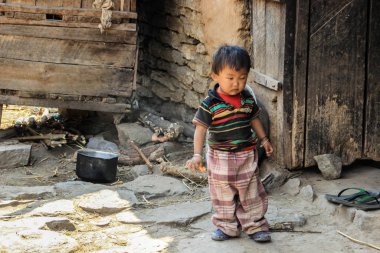 Kagbeni, Nepal - 18 Mart 2014: Nepal 'deki Himalayalar' da bir köy evinin bahçesinde oynayan küçük çocuk.