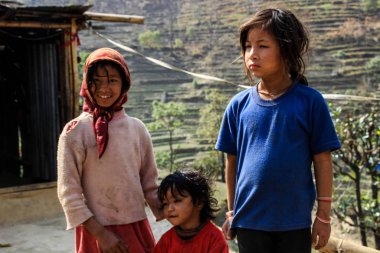 Kagbeni, Nepal - 18 Mart 2014: Nepal 'in Himalayalarındaki küçük Nepalli çocuklar