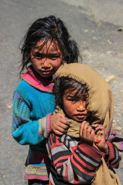 Muktinath, Nepal - 18 Mart 2014: Himalayalar 'da dilenci kız çocukları. Annapurna 'nın etrafında çember oluşturun. Mustang Krallığının açık alanı..