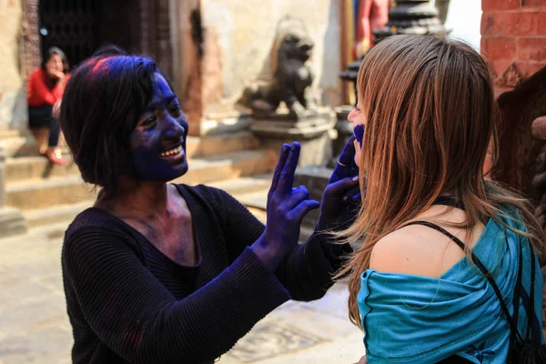 Kathmandu Nepal Abril 2014 Pessoas Divertem Unem Com Cores Brilhantes — Fotografia de Stock