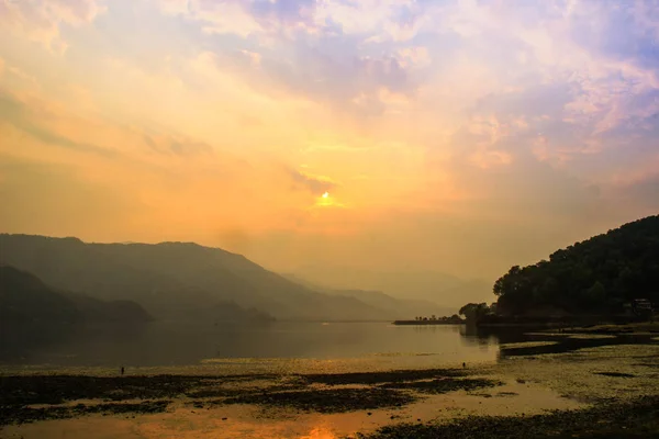 日落时平静宁静的法瓦湖是博克拉市的主要景点 湖面上乌云密布 天空色彩明亮 尼泊尔的神奇性质 — 图库照片