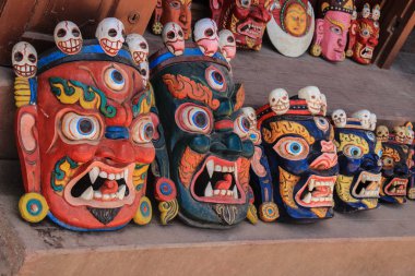 Katmandu, Nepal - 22 Nisan 2014: Nepal 'in geleneksel hatırası - Hindu tanrılarının şeytani yüzlerini gösteren korkunç maskeler.
