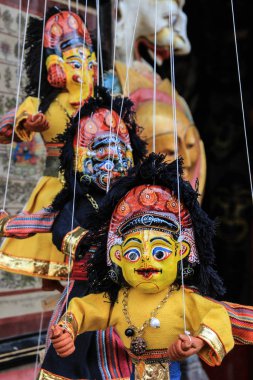 Katmandu, Nepal - 22 Nisan 2014: Geleneksel bir Nepal hatırası, dizeleri üzerinde Hindu tanrısı resmi olan bir oyuncak bebek..