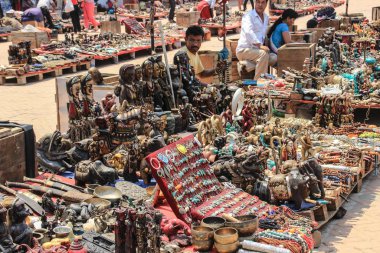 Bhaktapur, Nepal - 22 Nisan 2014: Bhaktapur şehrinde deprem sonucu yıkılan heykelcikler, maskeler, mücevherler ve ev dekorları için çok sayıda eşyayla alışılmadık bir hediyelik eşya pazarı.