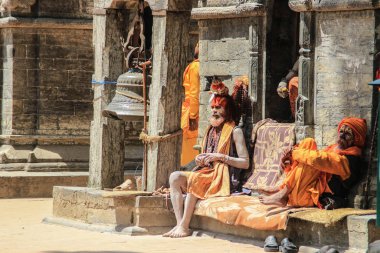 Kathmandu Nepal - 25 Nisan 2014: Sadhu Hinduizm 'de dindar bir keşiş ve Jainizm dünyevi yaşamdan vazgeçti. Bu keşişlere bazen Jogi, sannyasi veya vairagi olarak adlandırılır..