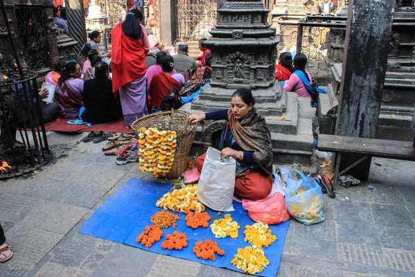 Kathmandu Nepal Abril 2014 Mulher Nepalesa Vendedora Sari Elegante Vende — Fotografia de Stock