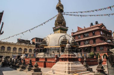 Katmandu, Nepal - 22 Nisan 2014: Katmandu 'nun ana ilgi alanı kraliyet sarayı, mimarisi, oyma ahşap figürler ve yürüyen insanlarla Durbar Meydanı' dır. Unesco Dünya Mirası.