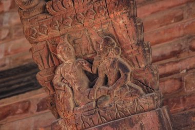 Bhaktapur, Nepal - 22 Nisan 2014: Nepalli erkek sokak satıcısı kurutulmuş kırmızı biber ve kurutulmuş balık satıyor., Nepal - 22 Nisan 2014: Nepal 'in başlıca ilgi alanı Bhaktapur kentidir, deprem tarafından tahrip edilmiştir. Ahşap oymalar, resim ve sanat