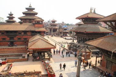 Bhaktapur, Nepal - 22 Nisan 2014: Nepal 'in asıl ilgi odağı Bhaktapur şehridir. Mimarlık, oyma ahşap figürler ve yürüyen insanlar. Unesco Dünya Mirası.