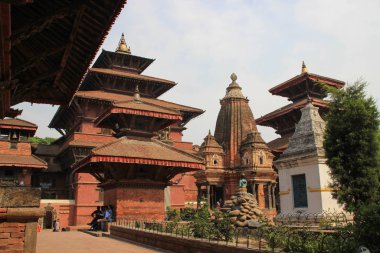 Bhaktapur, Nepal - 22 Nisan 2014: Nepal 'in asıl ilgi odağı Bhaktapur şehridir. Mimarlık, oyma ahşap figürler ve yürüyen insanlar. Unesco Dünya Mirası.