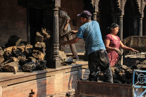 Bhaktapur Nepal Abril 2014 Pessoas Carregam Pedaços Argila Uma Máquina — Fotografia de Stock