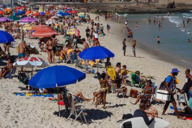 Atlantik kıyısındaki ünlü Copacobana Sahili. Su kalabalığı.