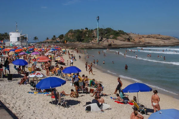 Het beroemde Copacobana strand aan de Atlantische kust. Een menigte van su — Stockfoto