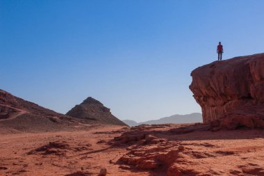 Kafkasyalı bir erkek gezgin kayaya tırmandı ve... 