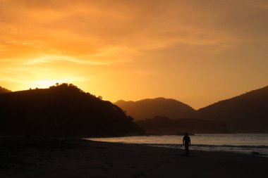 Atla sahilinde narin turuncu renklerle yumuşak gün batımı