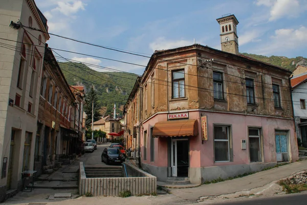 Calles de la capital de Sarajevo, vista de edificios de la ciudad, cafetería —  Fotos de Stock