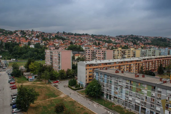 Jalan-jalan di ibukota Sarajevo, pemandangan bangunan kota, kafe — Stok Foto