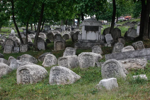 Старое еврейское кладбище с надписями на надгробиях на иврите в — стоковое фото