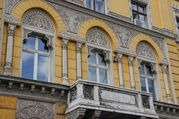 Alte Fassade mit Bögen eines Hauses im türkischen Stil des 19. Jahrhunderts — Stockfoto