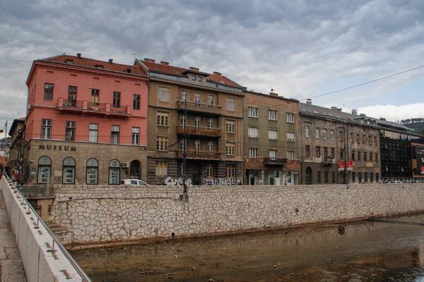 サラエヴォの首都の通り街の建物やカフェの眺め — ストック写真