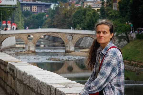 萨尔拉丁大桥背景下的年轻女性游客 — 图库照片