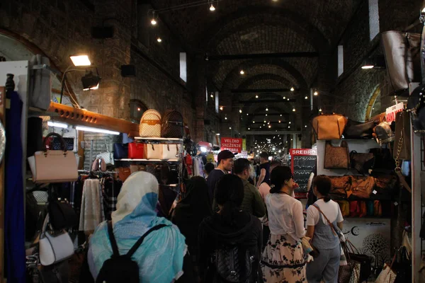 Turist kalabalığı eski Ottoma sokaklarında geziniyor. — Stok fotoğraf