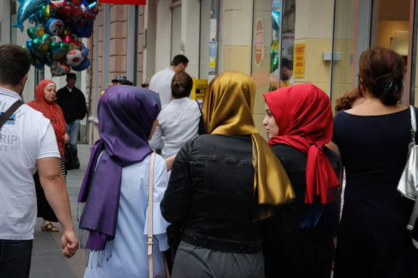 Мусульманські жінки на міській вулиці в чудових барвистих шалі.. — стокове фото