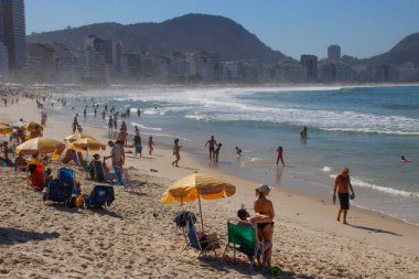 Meşhur parti cenneti plajı. Tam da dağ manzaralı.