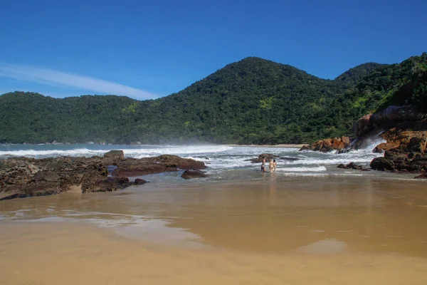 The famous paradise beach with stones, rocks and lush tropical v — 스톡 사진