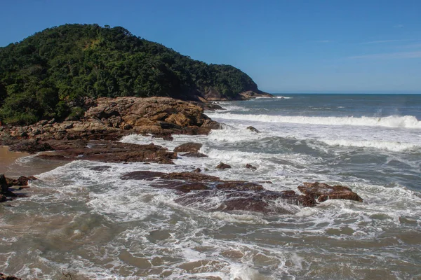 Famosa playa paradisíaca con piedras, rocas y exuberante vegeta tropical —  Fotos de Stock