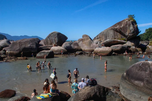 La famosa playa paradisíaca con piedras, rocas y exuberante v tropical —  Fotos de Stock