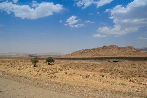 Ökenlandskap med klippor och geologiska formationer på en varm s — Stockfoto