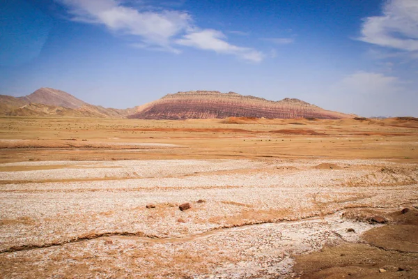 Sivatagi táj sziklák és geológiai képződmények forró s — Stock Fotó