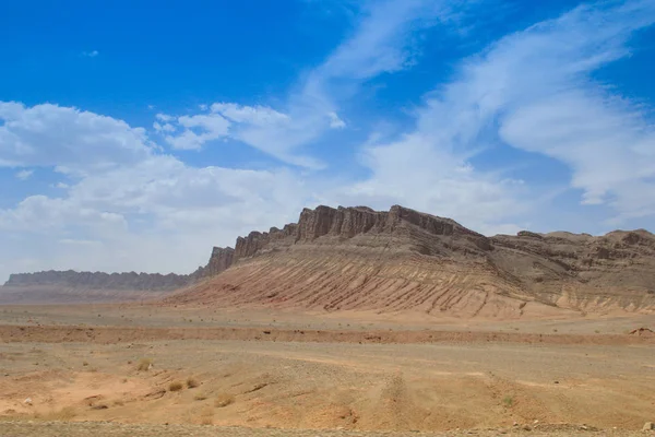 Wüstenlandschaft mit Felsen und geologischen Formationen an heißen Tagen — Stockfoto