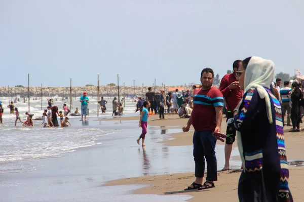 Hazar Denizi, İran - 25 Mayıs 2017: İnsanlar eğleniyor ve yüzüyorlar