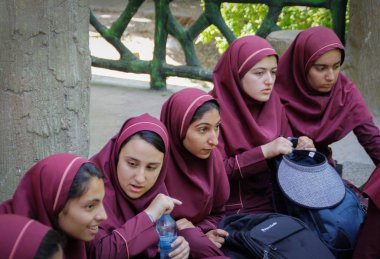 Shiraz, İran - 10 Mayıs 2017: büyük bir okul grubu
