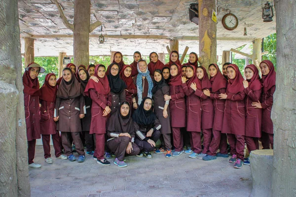 Shiraz, Iran - 10 maja 2017: duża grupa szkół jest zrelaksowana — Zdjęcie stockowe