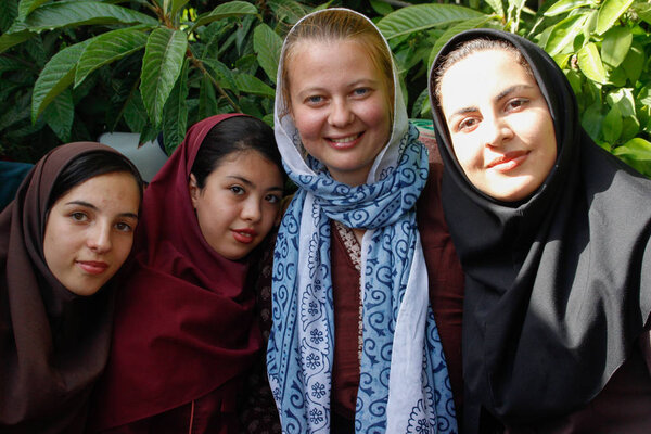 Шираз, Иран - 10 мая 2017 года: большая группа школ расслаблена
